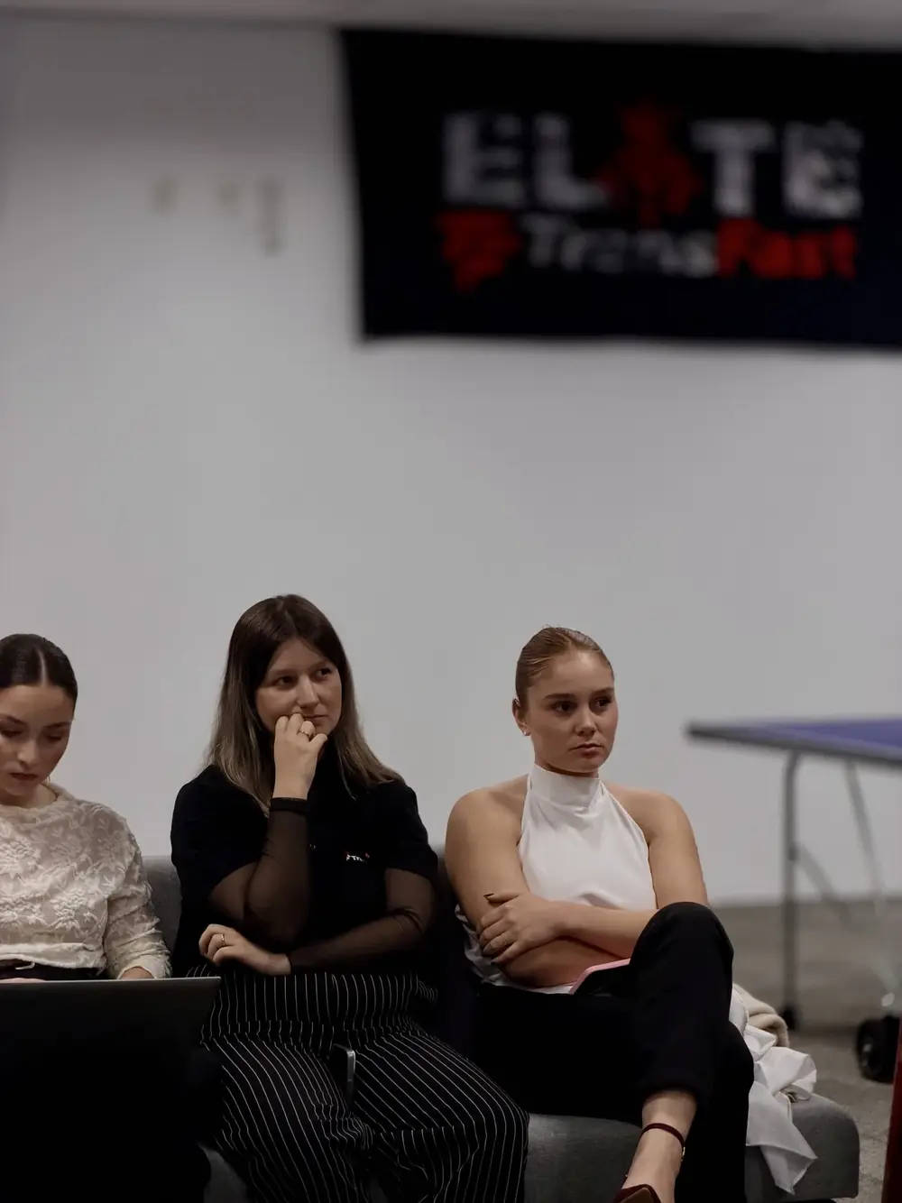 Pessoas da equipe reunidas em um encontro interno