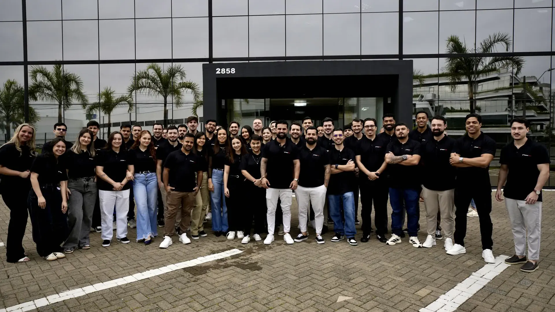 Equipe da TransFAST reunida em frente à nova sede