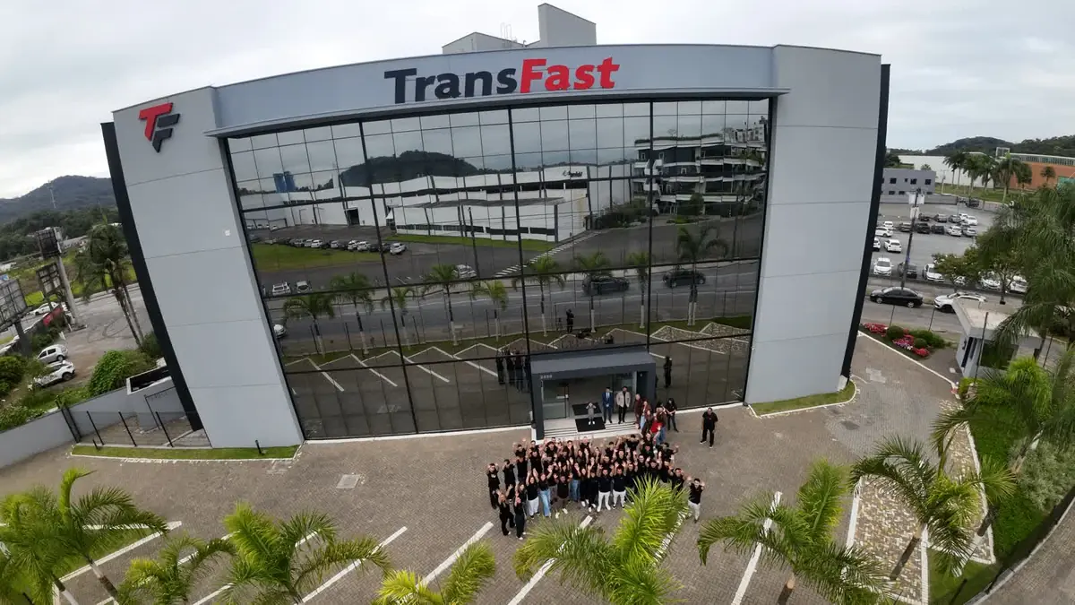 Vista da nova sede TransFAST, com a equipe reunida na entrada
